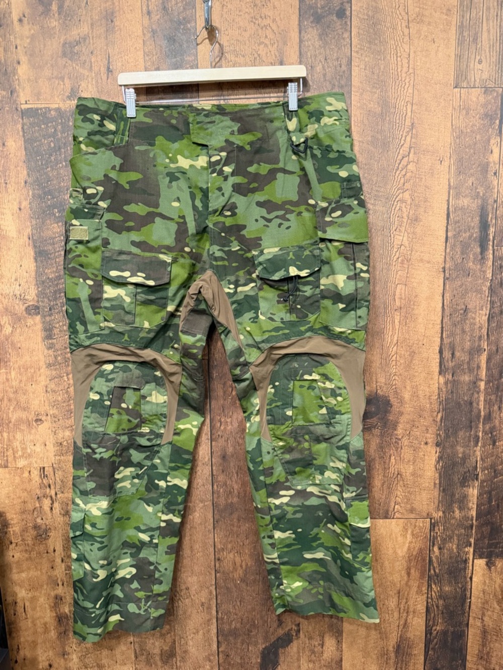 Camo Utility Cargo Pants - Green Multi size 40 EUC
